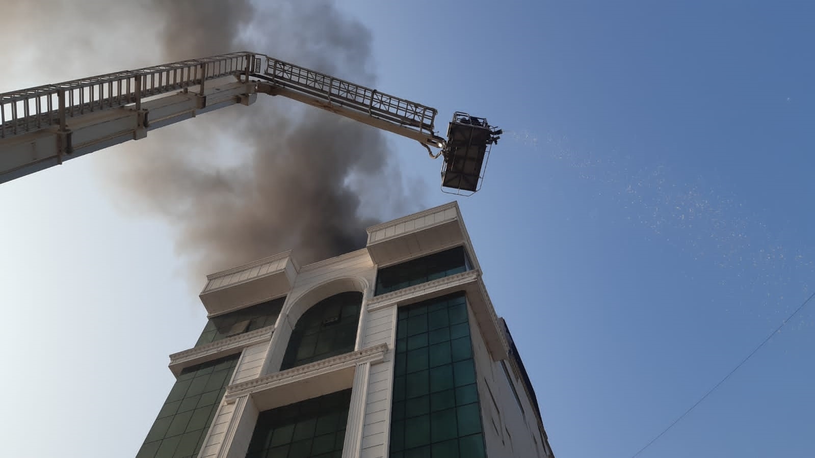 بيان للدفاع المدني بشأن حريق اندلع داخل فندق وسط بغداد(صور)