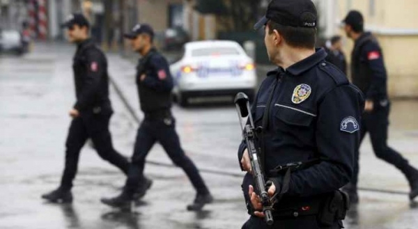 إصابة 8 رجال شرطة بانفجار سيارة مفخخة في تركيا