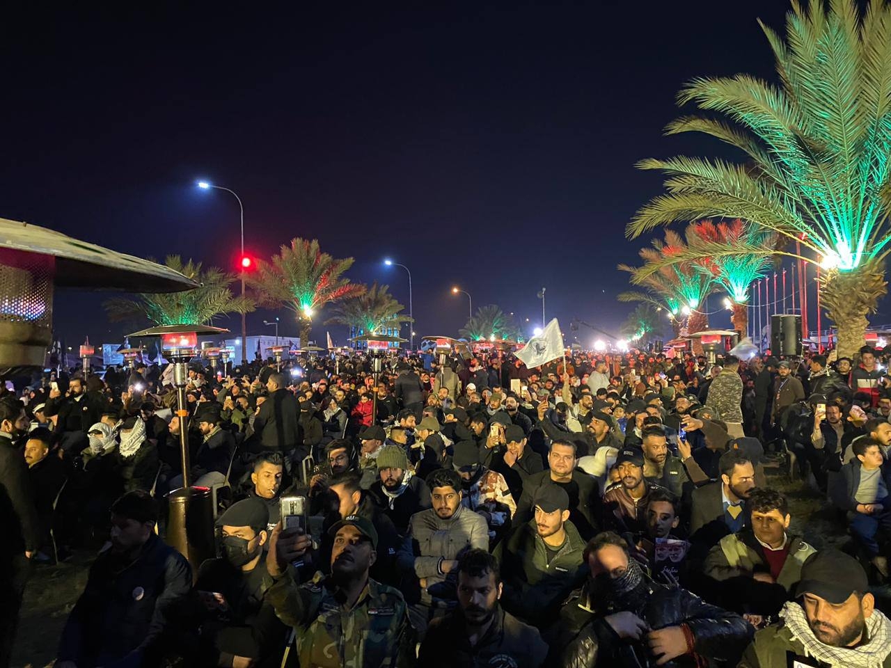 صور.. المئات يحيون ليلة الاغتيال في شارع مطار بغداد