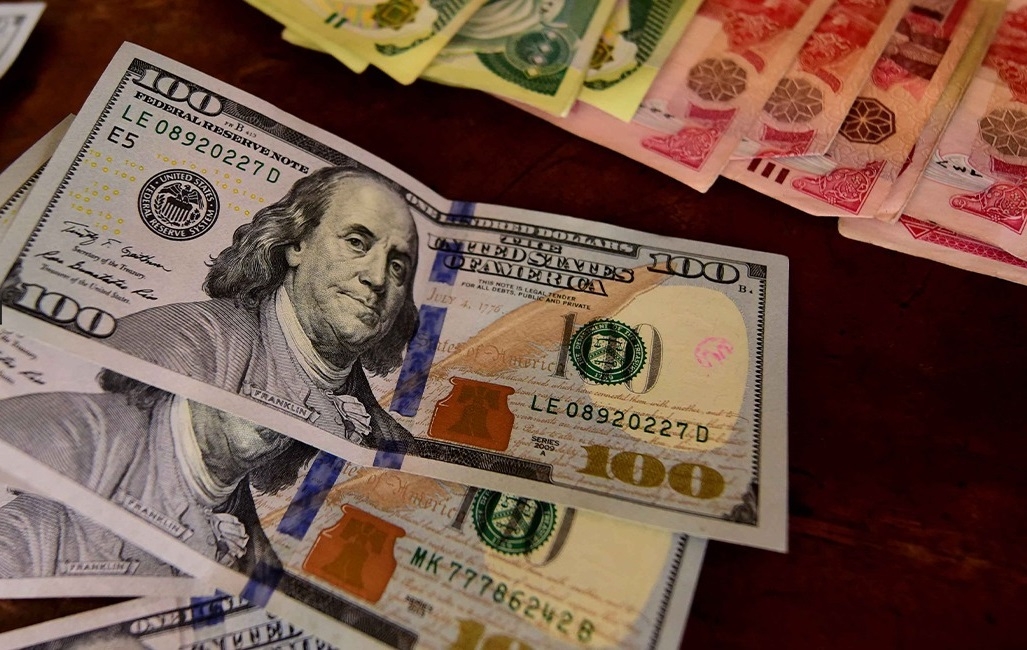 الدينار العراقي يتصدر عملات عربية تواجه خسائر فادحة مقابل الدولار