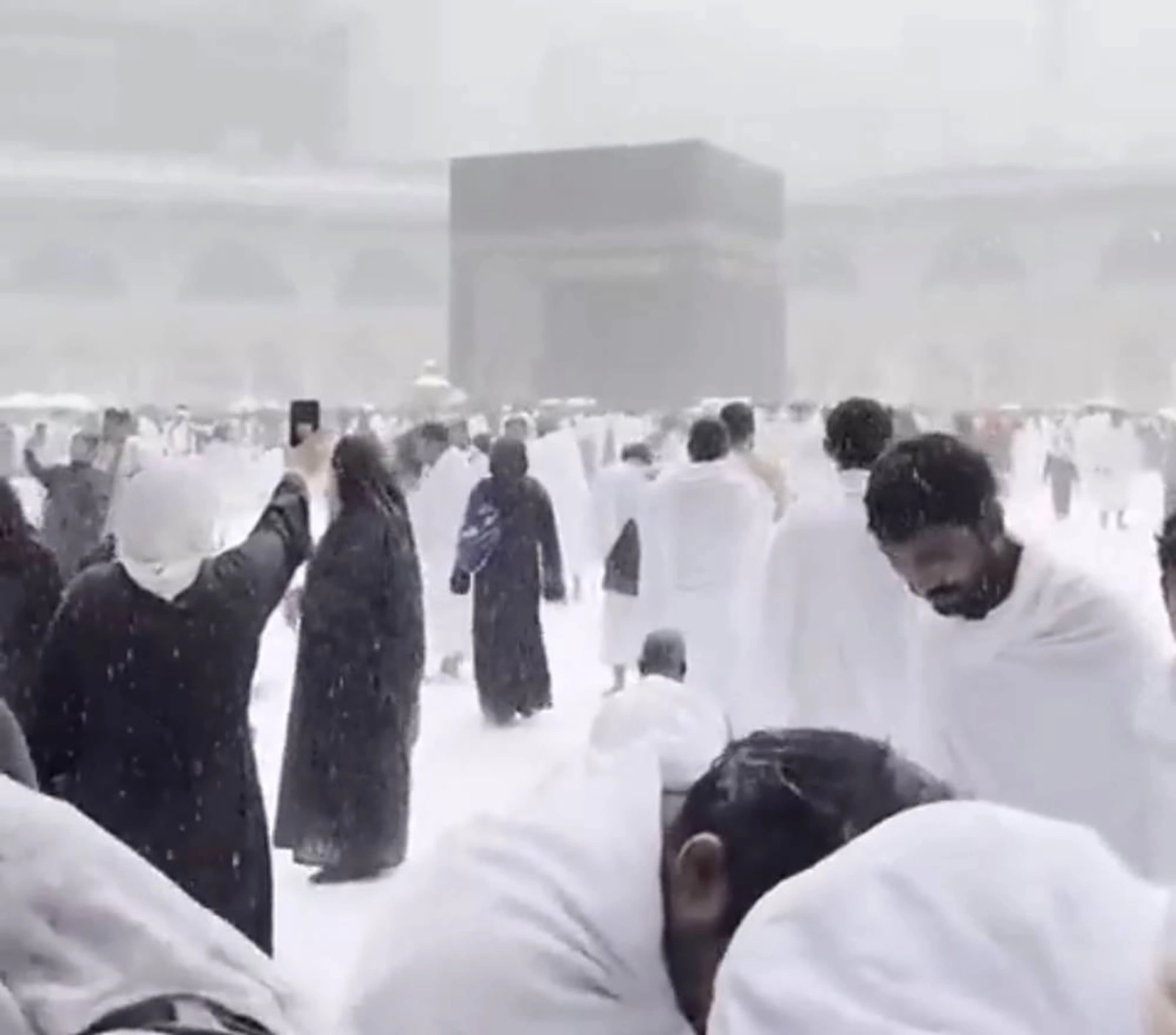 Погода мекка саудовская. Аль-харам в Мекке 2023. Снег в Саудовской Аравии 2023. Наводнение сейчас в Мекке 2023 год. Снег в Мекке.