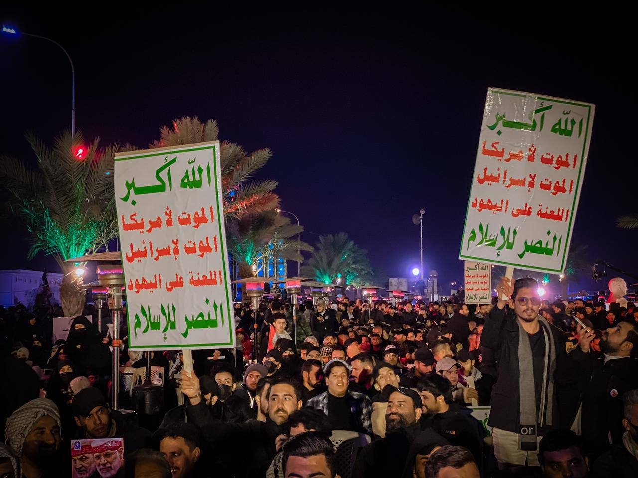 صور.. المئات يحيون ليلة الاغتيال في شارع مطار بغداد