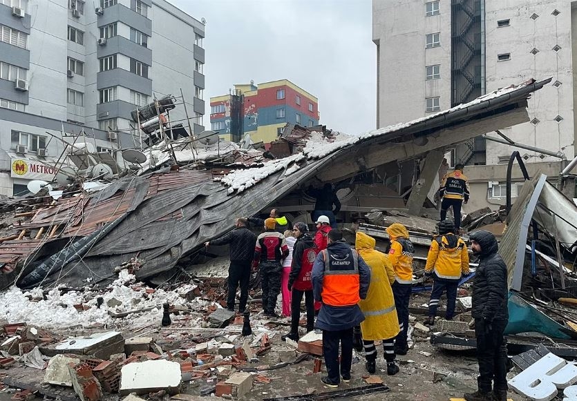 حصيلة ضحايا الزلزال في تركيا ترتفع وهزات أرضية تضرب منذ الصباح