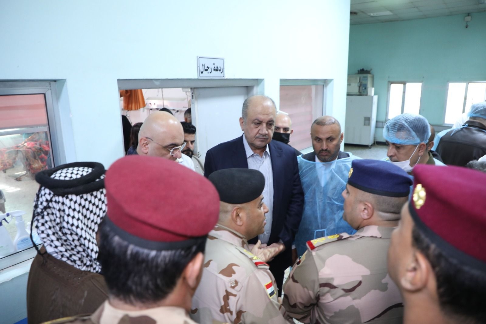 وزير الدفاع يزور الجريح الملازم أول ليث الخيكاني في مستشفى الكاظمية