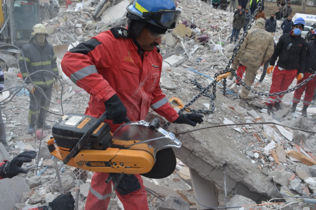 فريق الإنقاذ العراقي ينتشل 14 جثة من تحت ركام الزلزال في تركيا