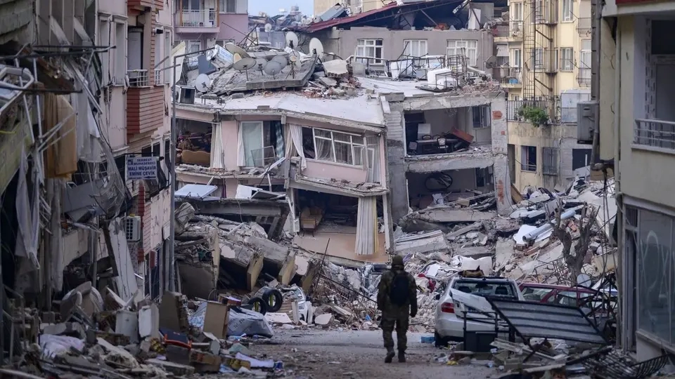 الخارجية العراقية: 22 عراقياً أصيبوا جراء الزلزال في تركيا