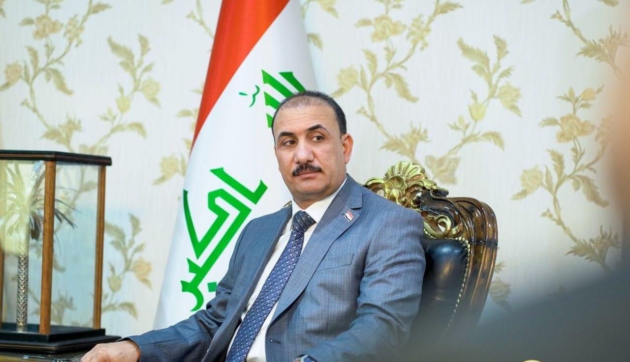 وزير التربية يصدر توجيهًا موحدًا برفع العلم العراقي على المدارس