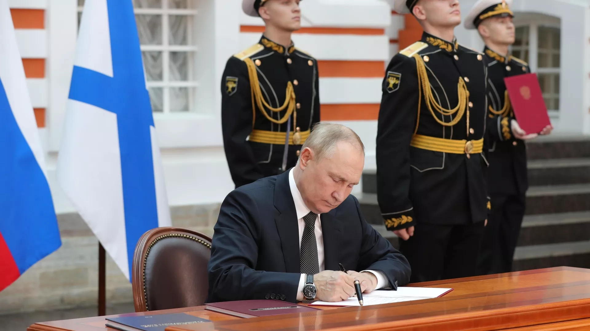 بوتين يقيل سفيري روسيا لدى لاتفيا وإستونيا