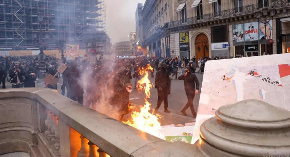 عنف واشتباكات بمظاهرات مليونية.. ماذا يحدث بفرنسا؟
