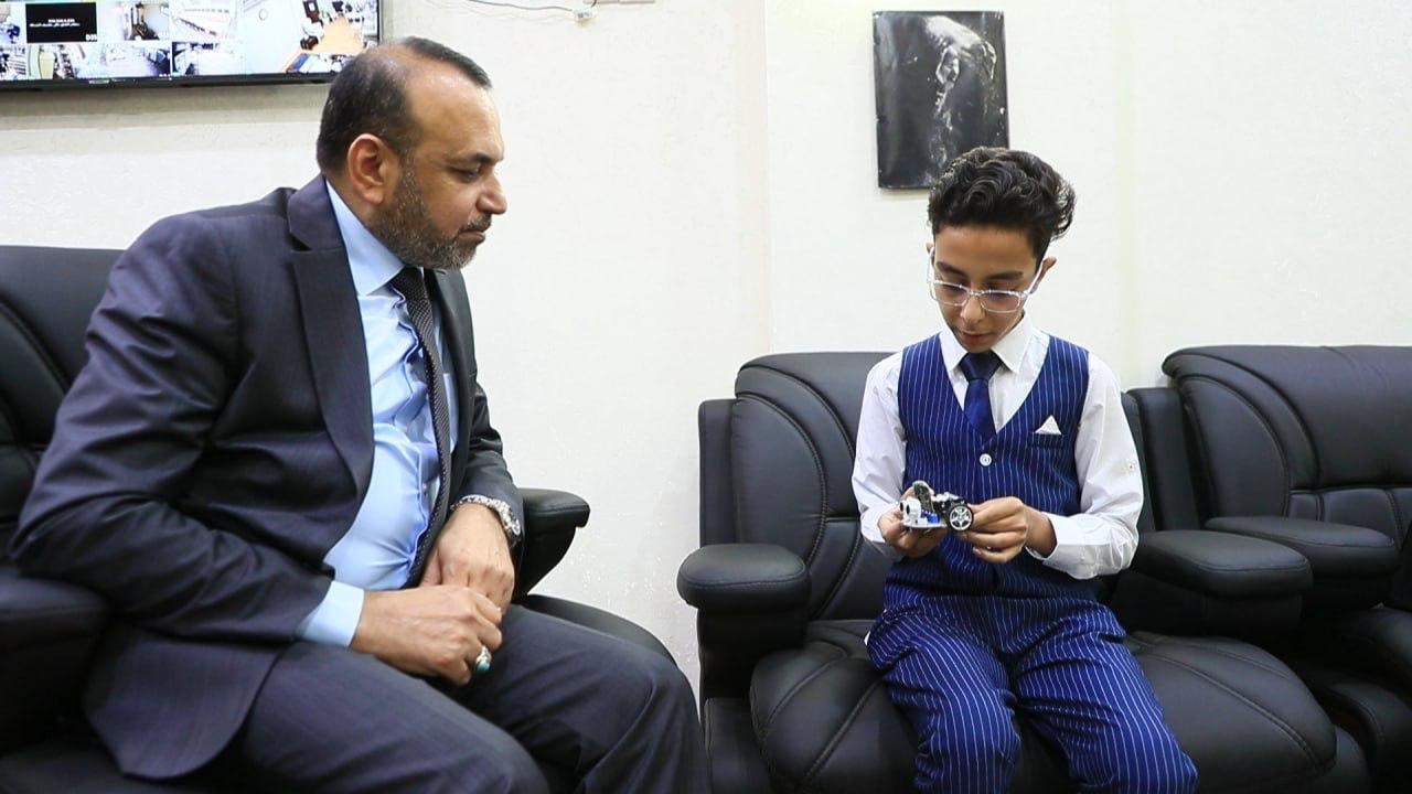 وزير العمل يلتقي طفلاً مخترعاً ويجري اتصالات بمسؤولي الانبار لدعمه