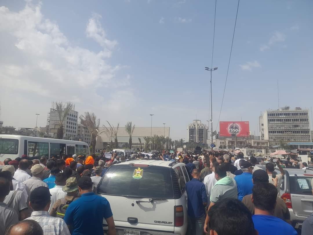 بغداد.. بدء تدفق المتظاهرين إلى ساحة التحرير للمطالبة بإقرار سلم الرواتب (صور)