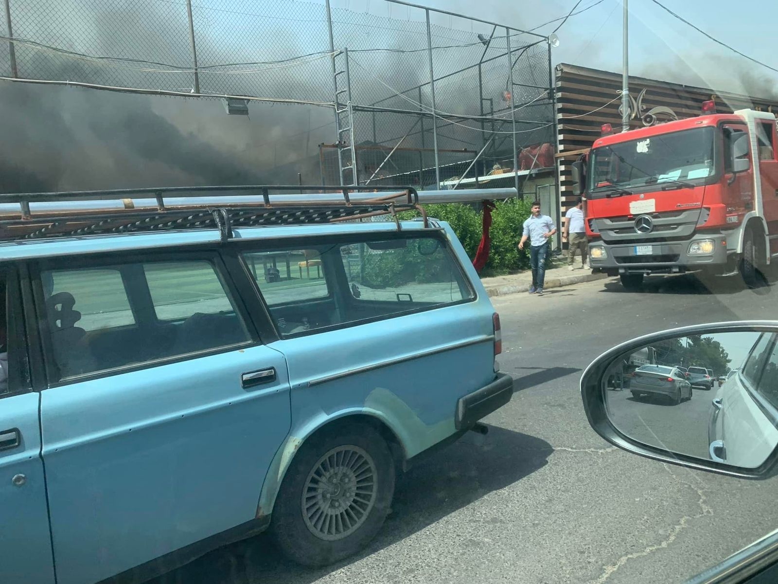 الدفاع المدني يكافح حريقا كبيرا في الكرادة وسط بغداد