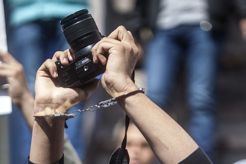 قوة أمنية تعتدي على الصحفيين في البصرة والنقابة توجه طلبًا عاجلًا لوزير الداخلية