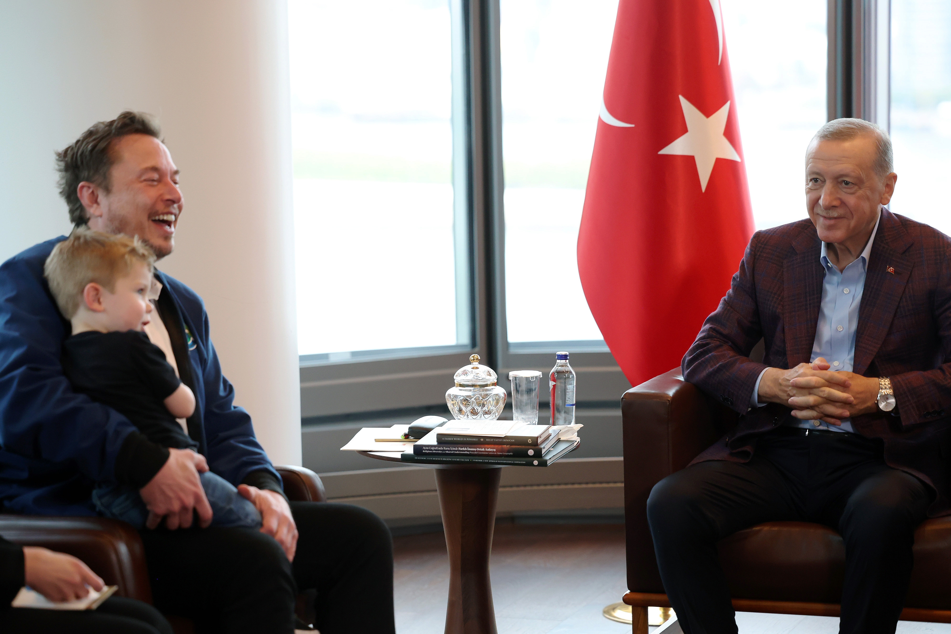 اردوغان يدعو لفتح مصنع لسيارات تسلا في تركيا