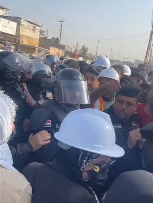 بالفيديو.. صدامات بين قوات الأمن والمهندسين المتظاهرين أمام مقر نفط البصرة