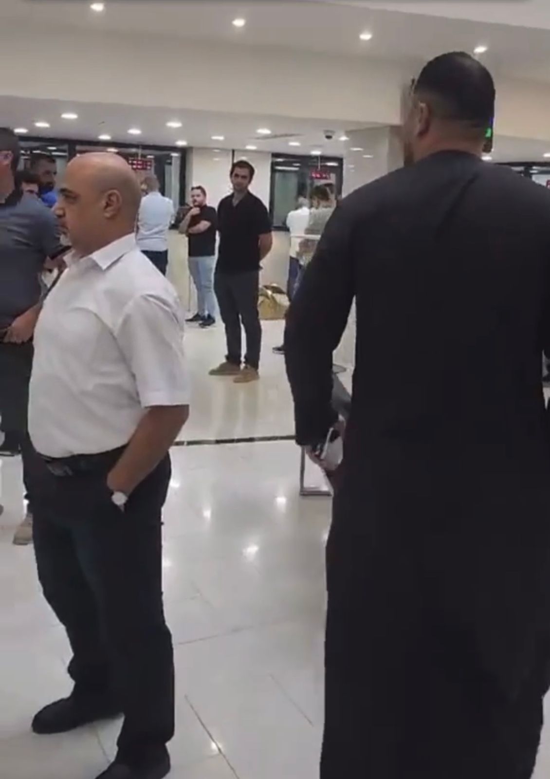 مواطن عراقيّ ينفجر غضباً لرفض تسليمه أمواله المودعة بالدولار في مصرف أهلي مرتبط بالأردن.. فيديو