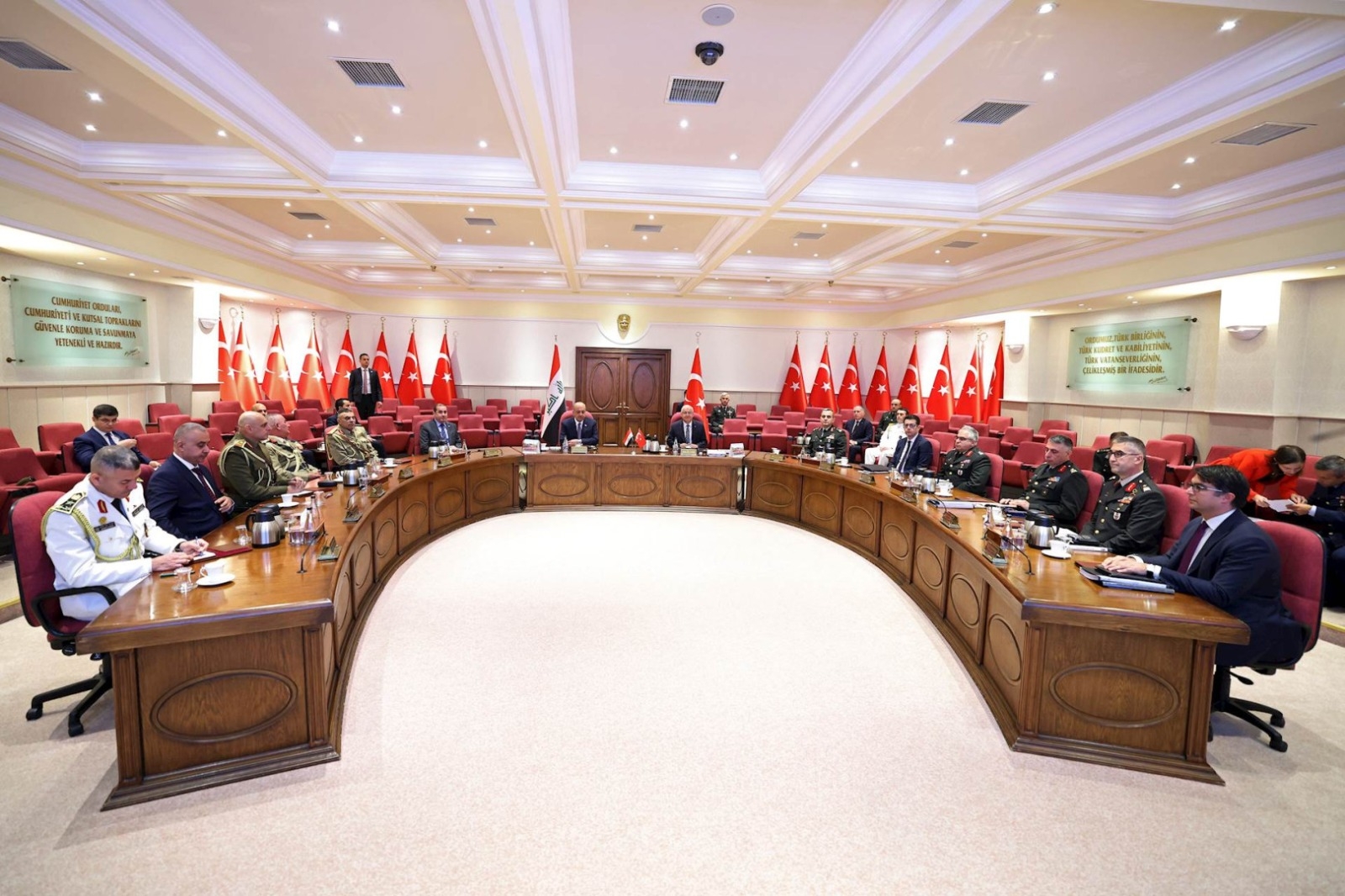 الكشف عن تفاصيل اجتماع وزير الدفاع مع نظيره التركي في أنقرة
