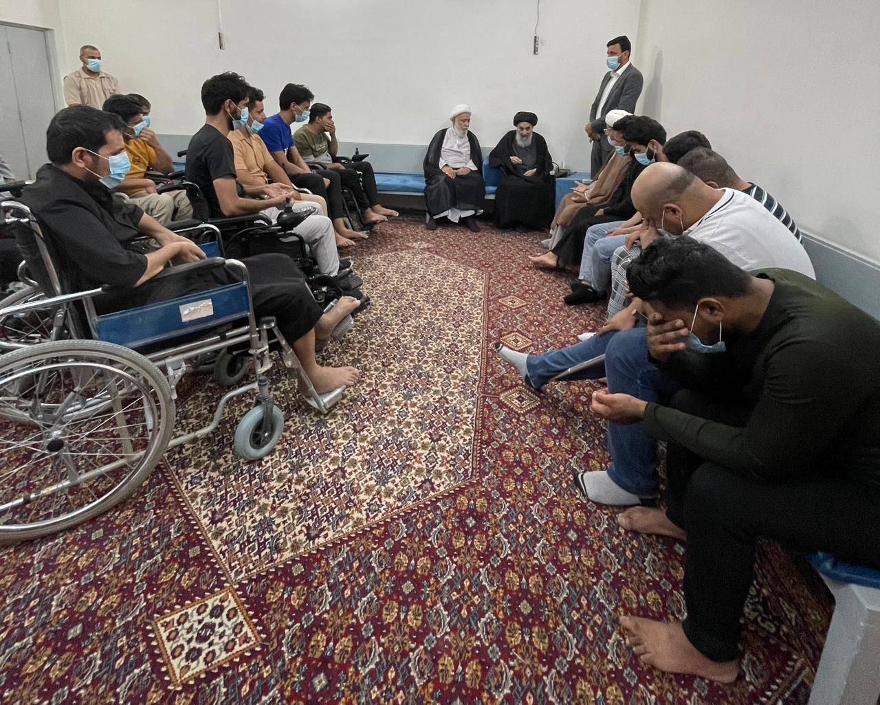 السيد السيستاني يستقبل جمعًا من المقاتلين المصابين ويشيد بتضحياتهم (صورة)