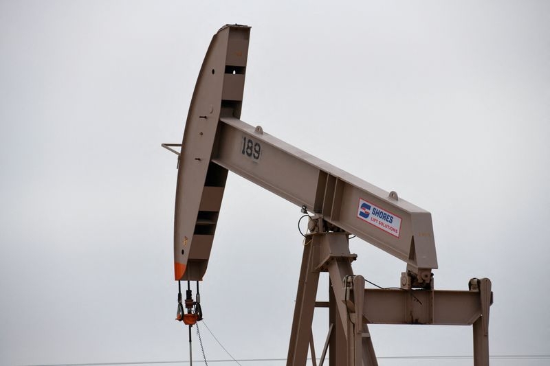 النفط يتراجع وسط خطط أمريكية لتخفيف العقوبات على فنزويلا