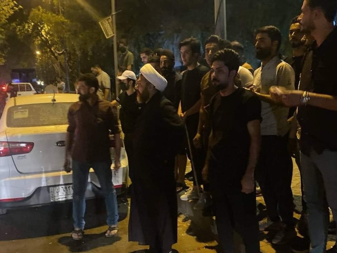 الصدريون يتظاهرون قرب مقار قناة البغدادية في العاصمة وهيئة الإعلام تغلقها