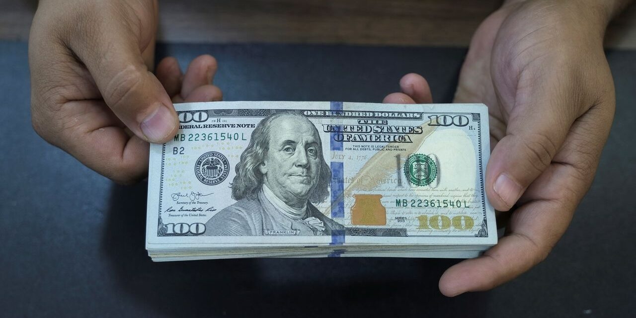 مستشار السوداني: لن يستمر الدولار  بالصعود والدولة تعمل على تقوية الدينار - عاجل