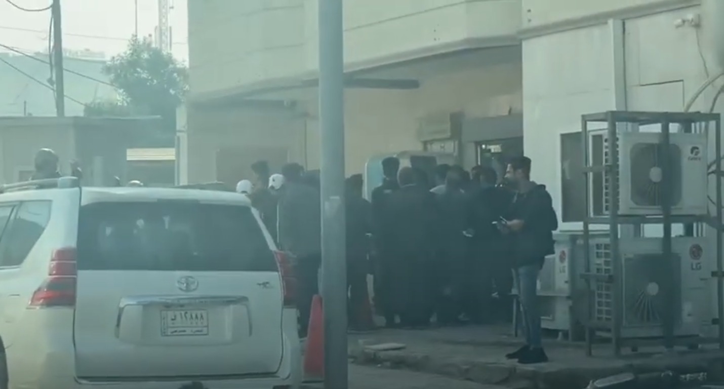 فيديو: طوابير طويلة أمام مصرف الـTBI وفوضى.. موظفو البصرة يتعرضون لـ