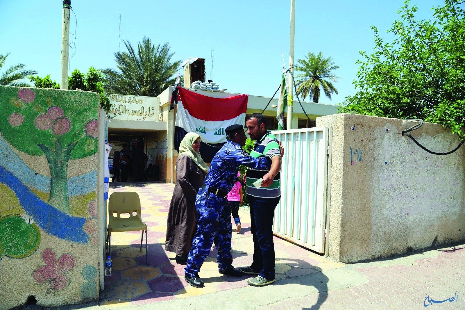 عجلات مظللة وبلا لوحات تحاول اقتحام مركز انتخابي شرق بغداد