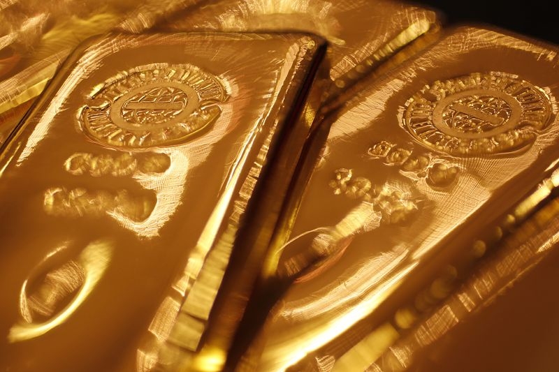 الذهب يرتفع مع تراجع الدولار وترقب المستثمرين بيانات وظائف أمريكية