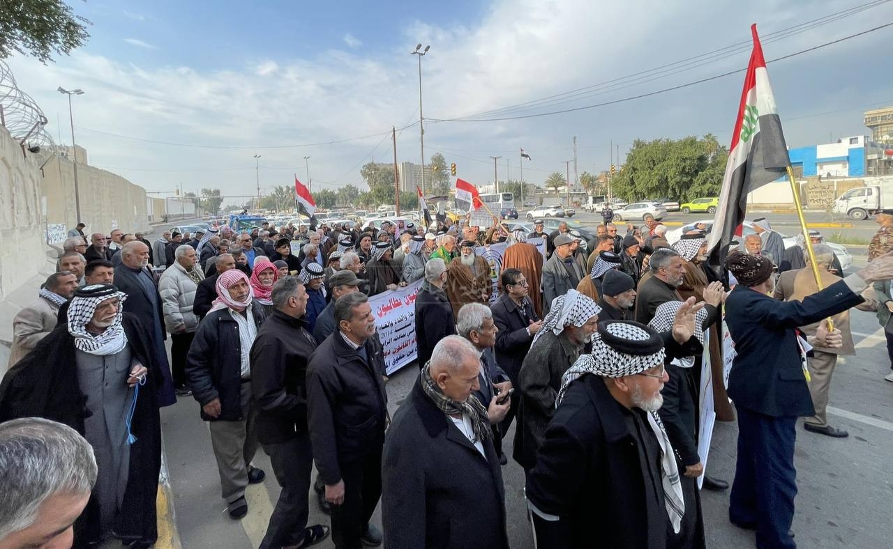بغداد.. متقاعدون يتظاهرون أمام المنطقة الخضراء للمطالبة بحقوقهم