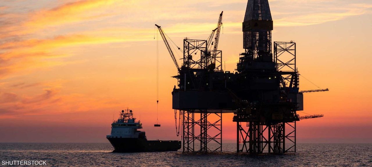 النفط يقفز بعد أنباء عن اختطاف ناقلة نفط قرب سلطنة عمان