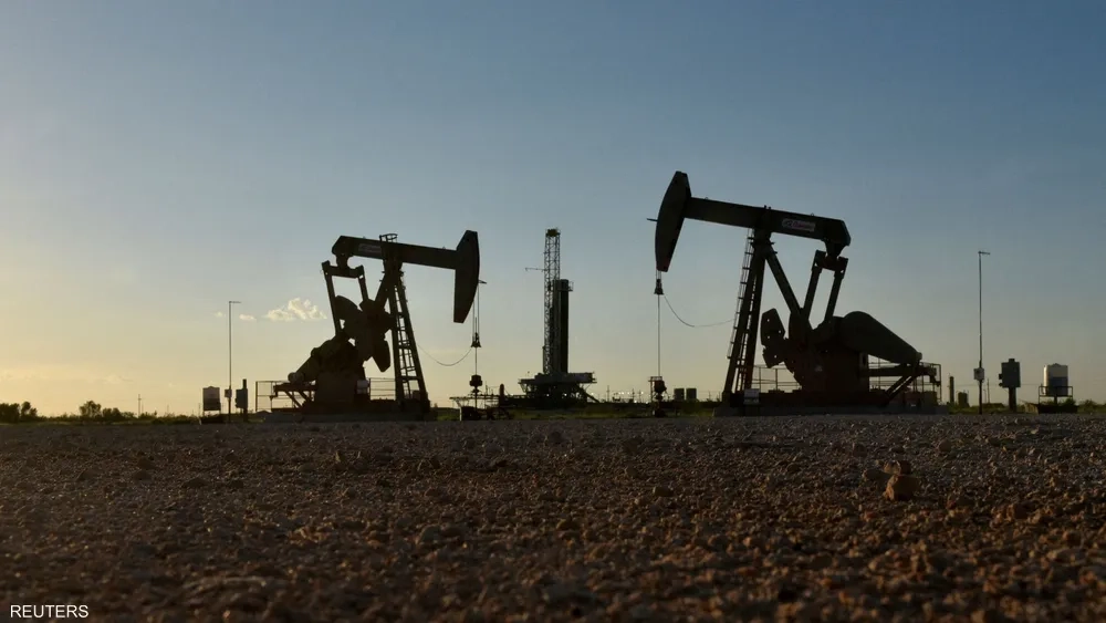 النفط يتراجع في معاملات ضعيفة بسبب عطلة عامة في أمريكا