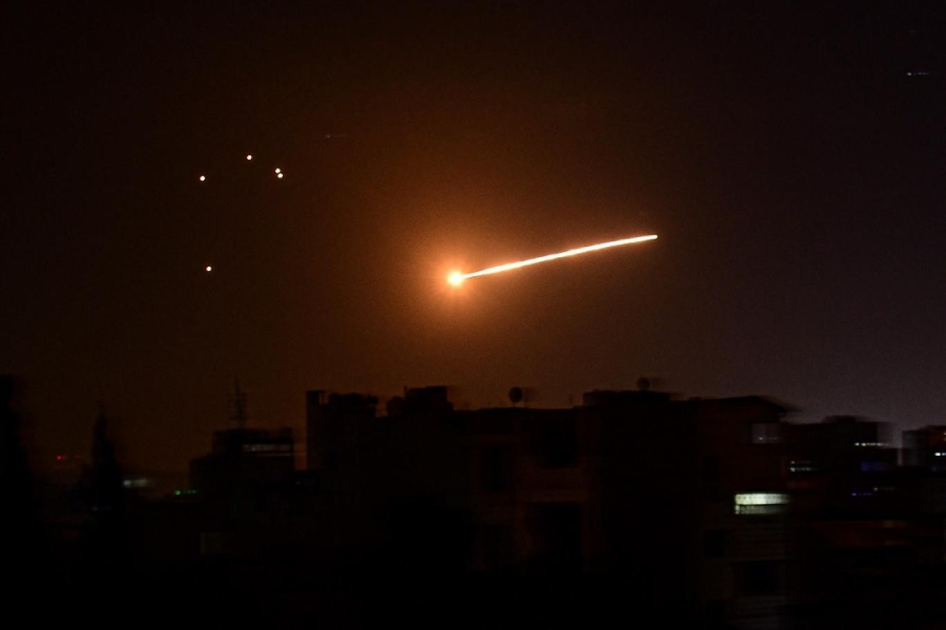 ПВО Сирии 2021. Ракета ночью. Ночные обстрелы в небе. Ракета в небе.