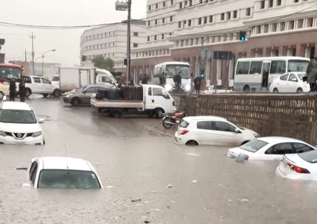 غرق شوارع في أربيل جراء سيول الأمطار الغزيرة (صور)