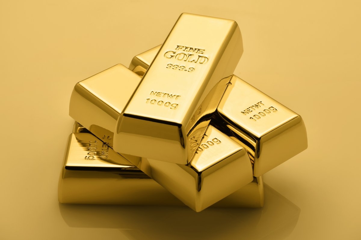 الذهب يقترب من أعلى مستوى في أسبوع بدعم من انخفاض الدولار