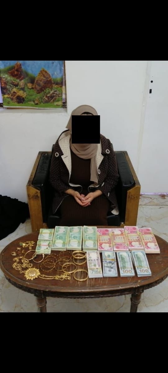 اعتقال امرأة متهمة بسرقة مبالغ مالية 