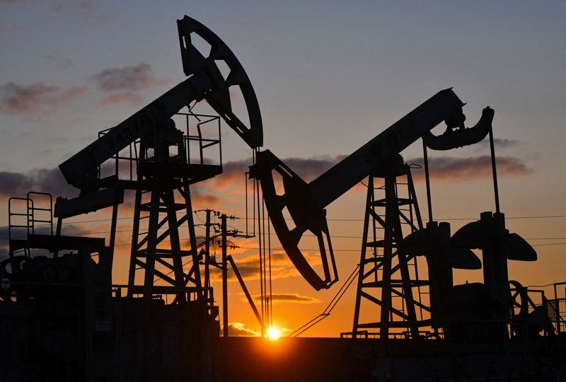 النفط يرتفع متأثرًا بمخاوف الإمدادات في ظل استمرار تعطيلات الشحن