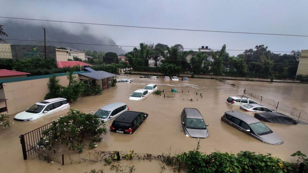 فقدان شخصين جرّاء الفيضانات في دهوك والسلطات تنصح بعدم الخروج من المنازل