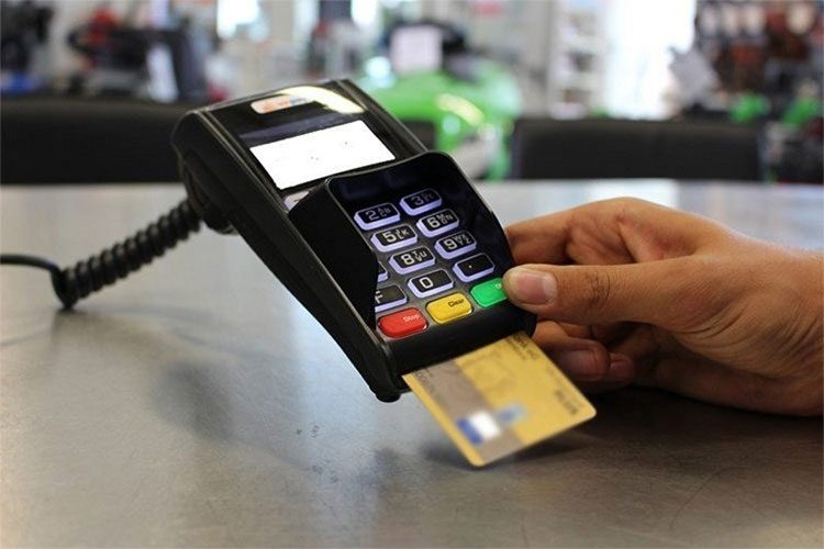 مصرف عراقي يوصي بإدخال البطاقة في أجهزة نقاط البيع: اتركوا التلامس والتمرير الجانبي