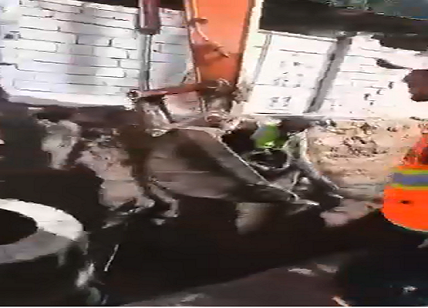 بالفيديو.. عاملان يُدفنان تحت التربة بعد انهيار بأعمال حفريات مشروع القرنة