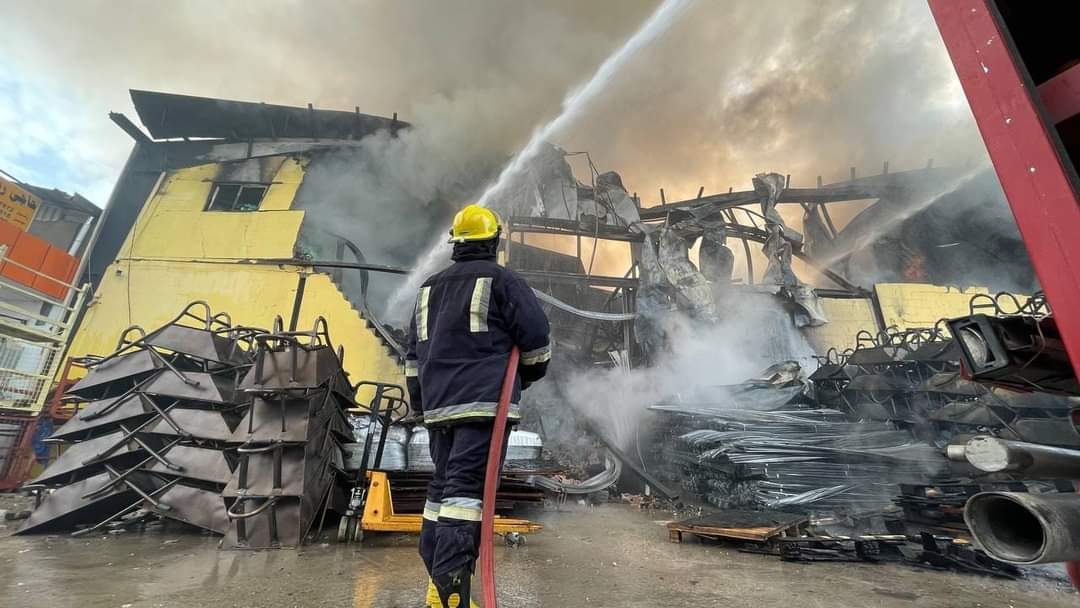 الدفاع المدني يكشف تفاصيل حريق المستودعات في أربيل (فيديو)