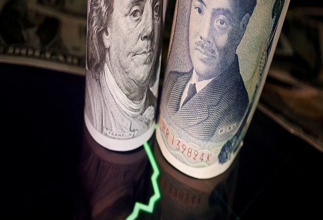 الدولار يتمسك بمكاسبه والين يهبط مع تراجع رهانات خفض الفائدة