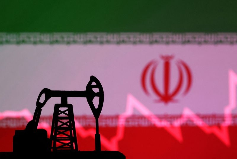 النفط يتراجع بعد هجوم إيراني على إسرائيل مع خفض السوق لعلاوة المخاطر