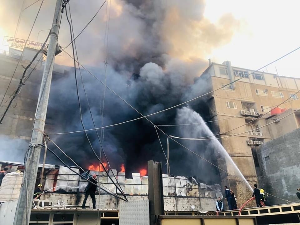 اندلاع حريق كبير بمحال تجارية في كربلاء