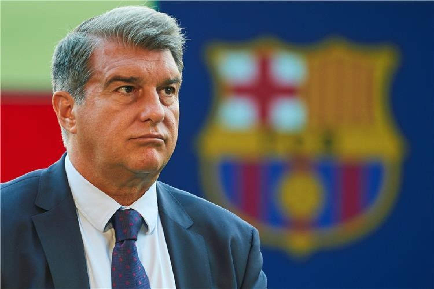 رئيس نادي برشلونة يلوح بطلب إعادة الكلاسيكو
