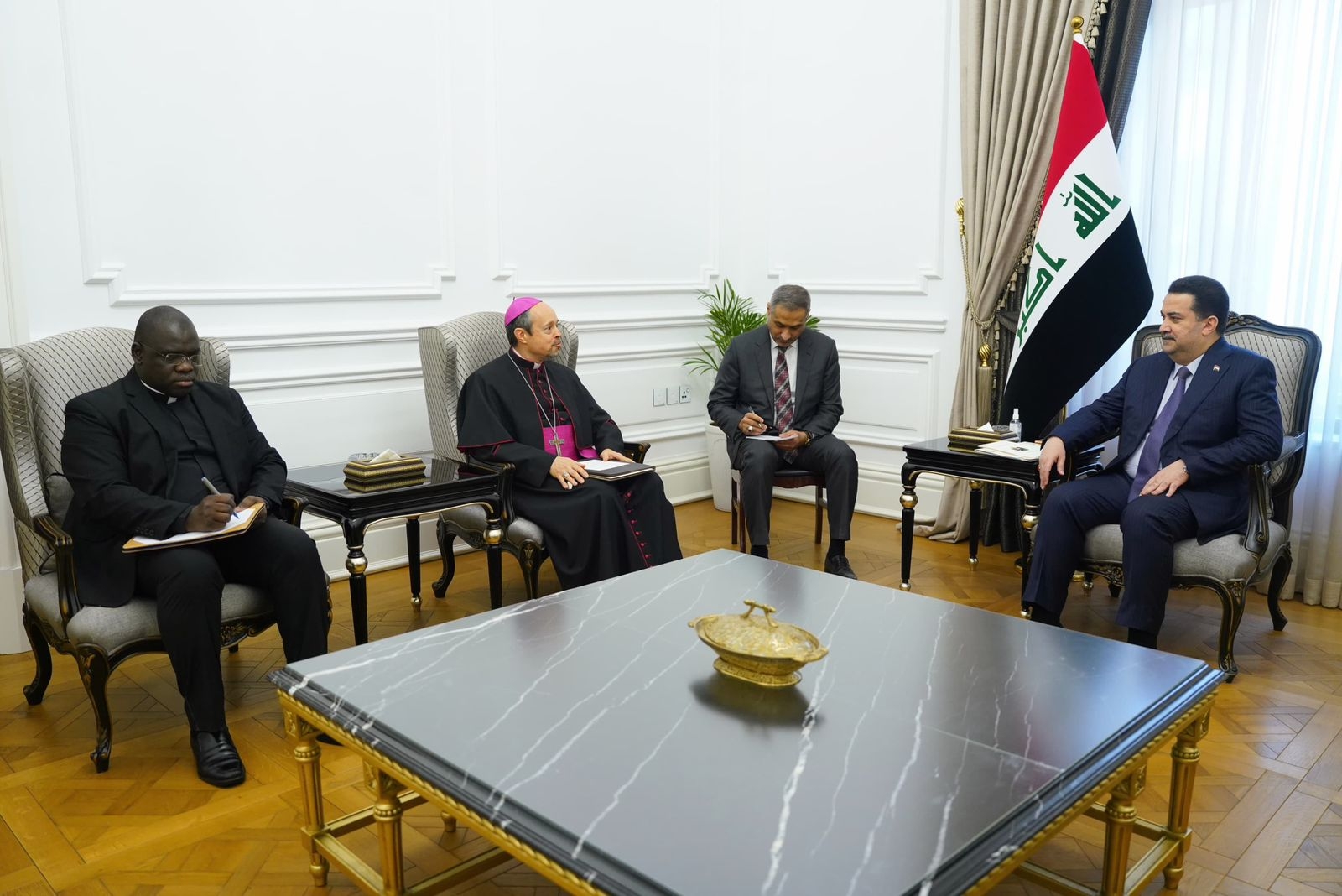 السوداني يعرب عن تقديره للجهود التي بذلها سفير الفاتيكان في العراق
