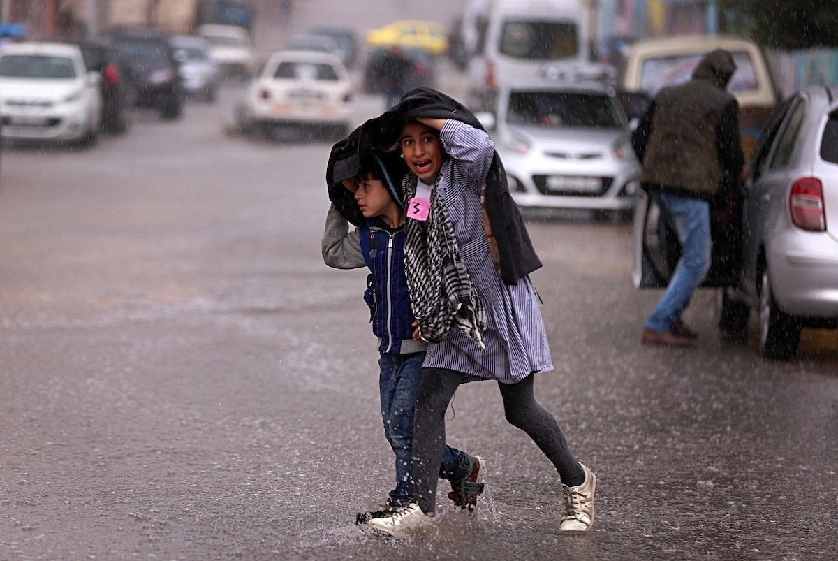 بدءاً من الغد.. راصد جوي يتوقع سقوط الأمطار في مناطق متفرقة بالبلاد