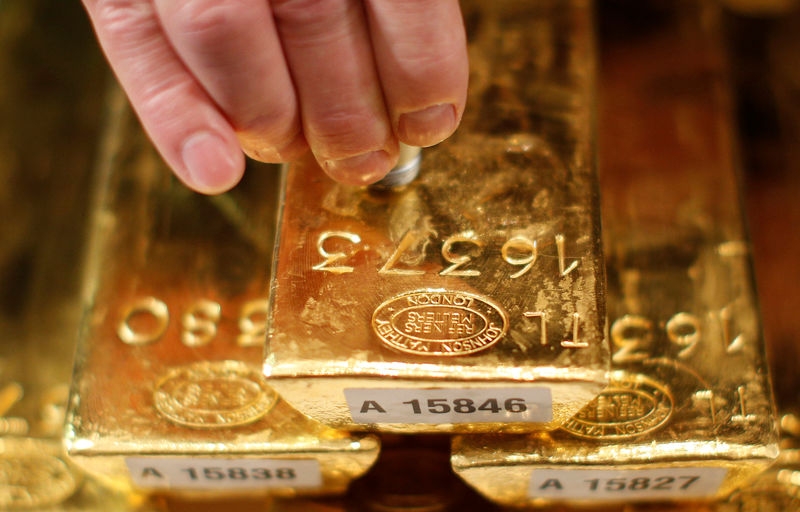 الذهب دون وجهة محددة وسط ارتباك المتداولين بشأن مسار خفض الفائدة الأمريكية