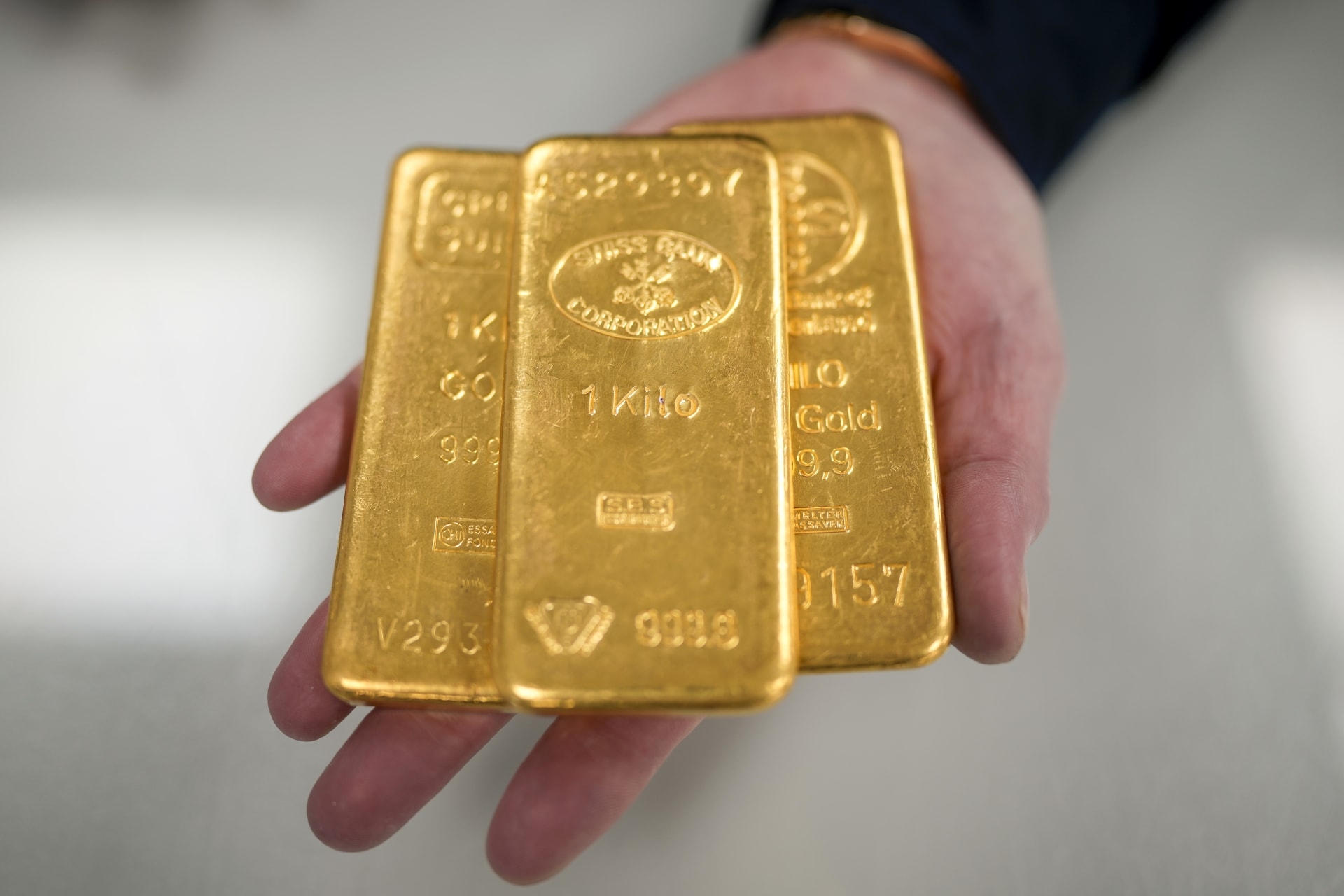 أسعار الذهب تواصل الارتفاع بعد انباء عن خفض أسعار الفائدة