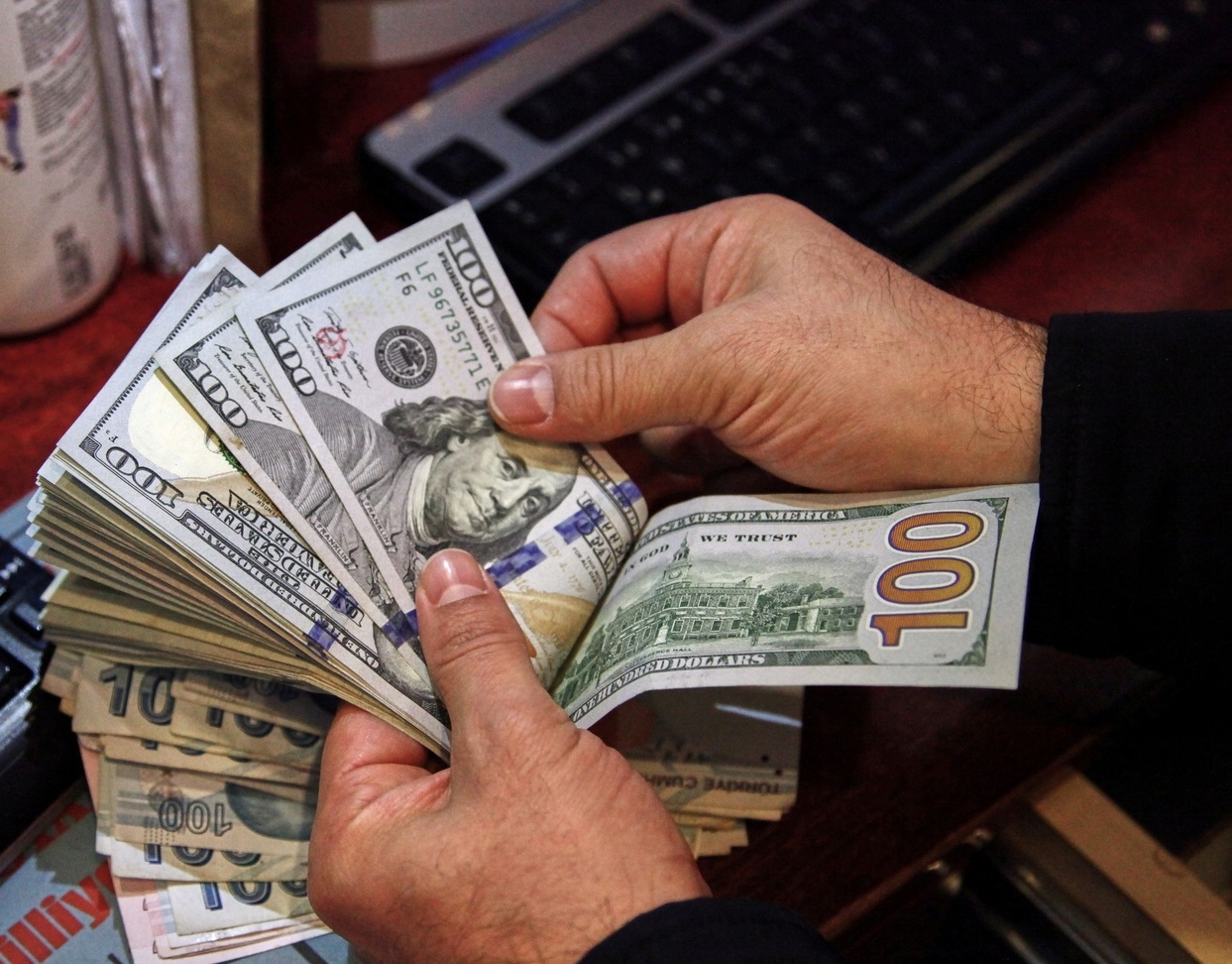 أسعار الدولار تهوي في بورصة بغداد وتسجل 144.900 دينار