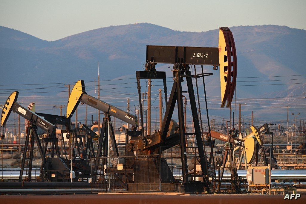 النفط يتجه لتسجيل انخفاض أسبوعي وسط مخاوف تتعلق بالاقتصاد الأمريكي